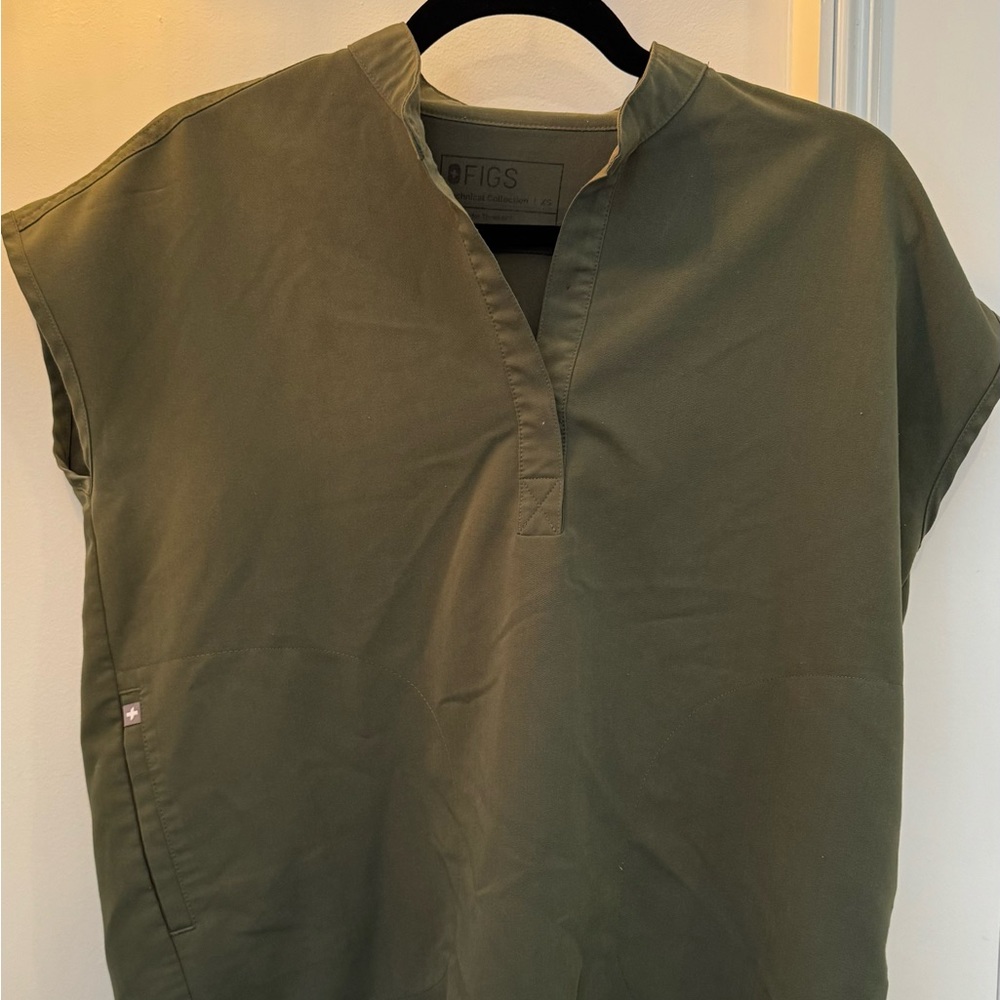 Figs scrub collared top